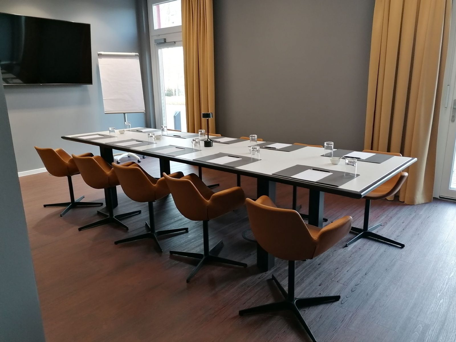 Tagungsraum in Boardroom-Bestuhlung mit Tageslicht
